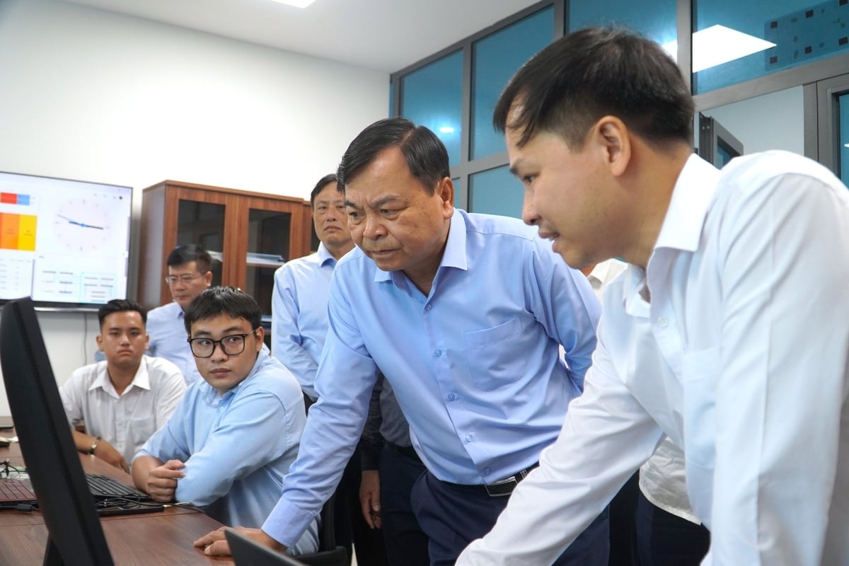 Thứ trưởng Bộ Nông nghiệp và Môi trường Nguyễn Hoàng Hiệp kiểm tra tình hình hoạt động tại Trung tâm dữ liệu vùng ĐBSCL sau hơn 6 tháng đưa vào vận hành. Ảnh: Kim Anh. Thứ trưởng Bộ Nông nghiệp và Môi trường Nguyễn Hoàng Hiệp kiểm tra tình hình hoạt động tại Trung tâm dữ liệu vùng ĐBSCL sau hơn 6 tháng đưa vào vận hành. Ảnh: Kim Anh.