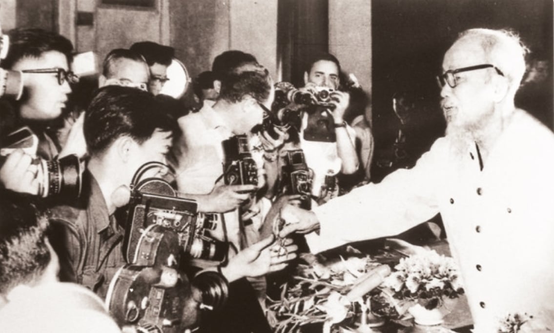 Chủ tịch Hồ Chí Minh gặp gỡ báo chí trong và ngoài nước tại Thủ đô Hà Nội 5/1968 Chủ tịch Hồ Chí Minh gặp gỡ báo chí trong và ngoài nước tại Thủ đô Hà Nội 5/1968