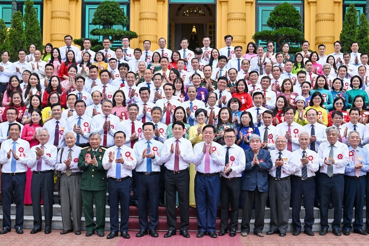 Chủ tịch nước Lương Cường gặp mặt, tuyên dương người làm báo tiêu biểu toàn quốc. Ảnh: Báo Nhân dân. Chủ tịch nước Lương Cường gặp mặt, tuyên dương người làm báo tiêu biểu toàn quốc. Ảnh: Báo Nhân dân.