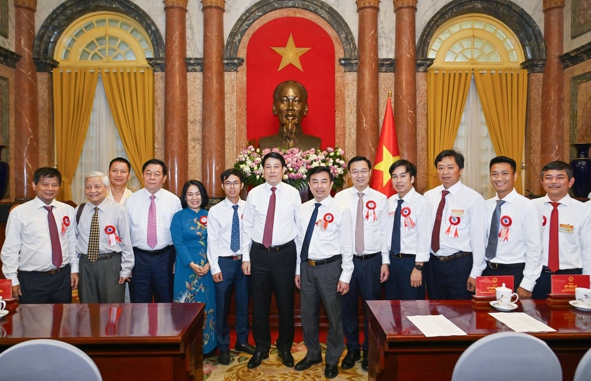 Chủ tịch nước Lương Cường chụp ảnh lưu niệm với các thế hệ làm báo. Ảnh: CT. Chủ tịch nước Lương Cường chụp ảnh lưu niệm với các thế hệ làm báo. Ảnh: CT.