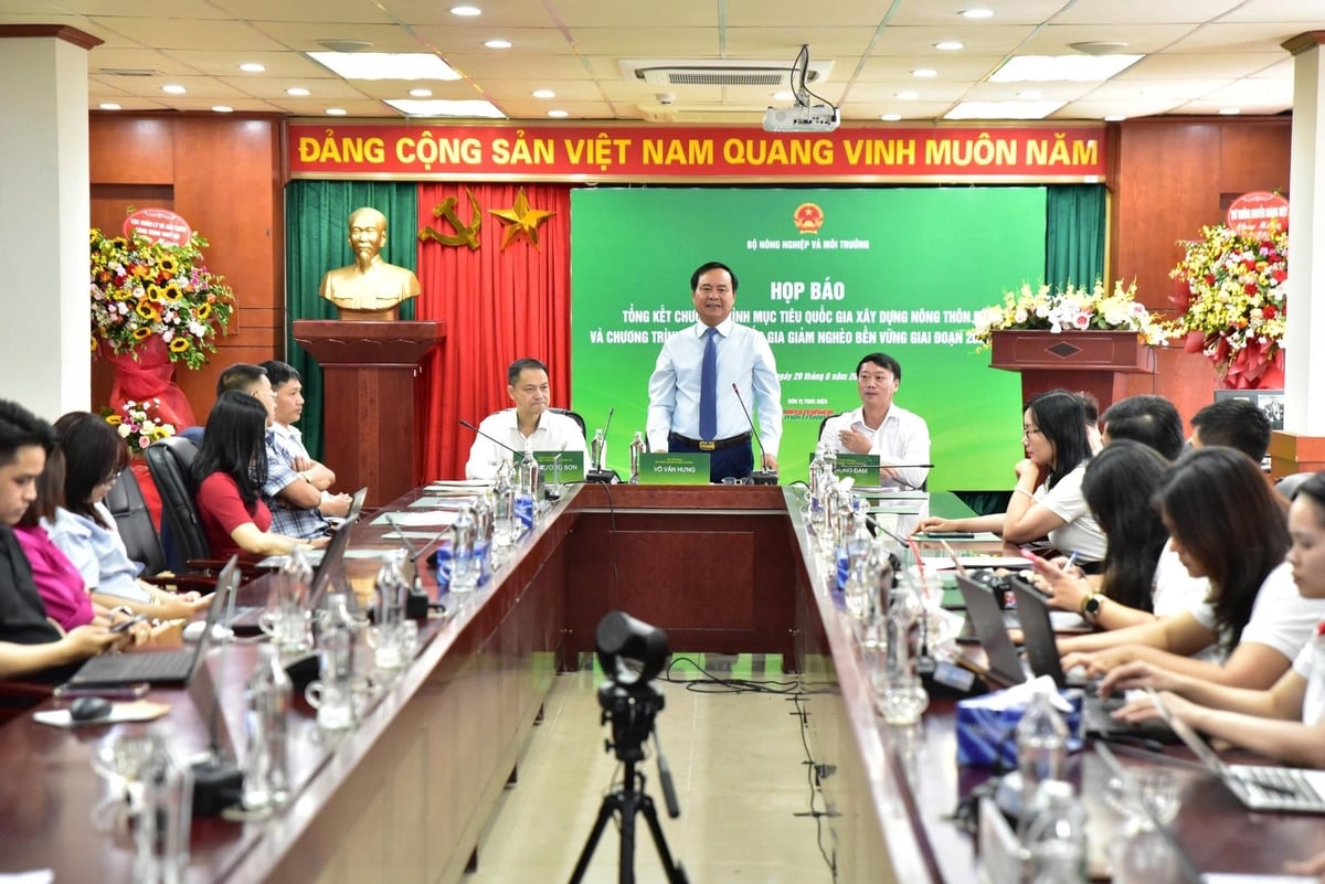 Tại buổi họp báo, Thứ trưởng Võ Văn Hưng cùng lãnh đạo Văn phòng Điều phối nông thôn mới Trung ương và Văn phòng Quốc gia về giảm nghèo đã trực tiếp giải đáp nhiều câu hỏi của báo chí liên quan đến hai chương trình mục tiêu quốc gia. Ảnh: Kiều Chi. Tại buổi họp báo, Thứ trưởng Võ Văn Hưng cùng lãnh đạo Văn phòng Điều phối nông thôn mới Trung ương và Văn phòng Quốc gia về giảm nghèo đã trực tiếp giải đáp nhiều câu hỏi của báo chí liên quan đến hai chương trình mục tiêu quốc gia. Ảnh: Kiều Chi.
