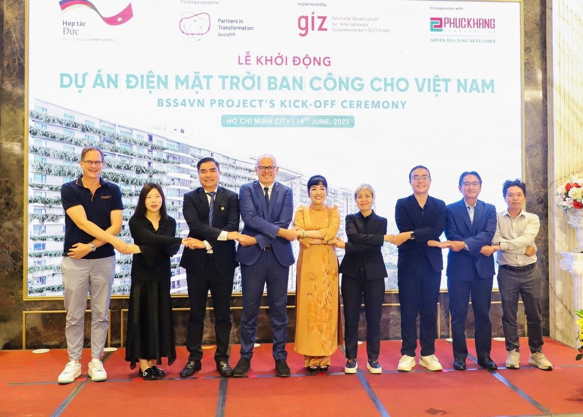 Đại diện Tổ chức GIZ và các đối tác tư nhân bắt tay tại lễ khởi động dự án BSS4VN hôm 19/6. Ảnh: Trung Nguyên. Đại diện Tổ chức GIZ và các đối tác tư nhân bắt tay tại lễ khởi động dự án BSS4VN hôm 19/6. Ảnh: Trung Nguyên.