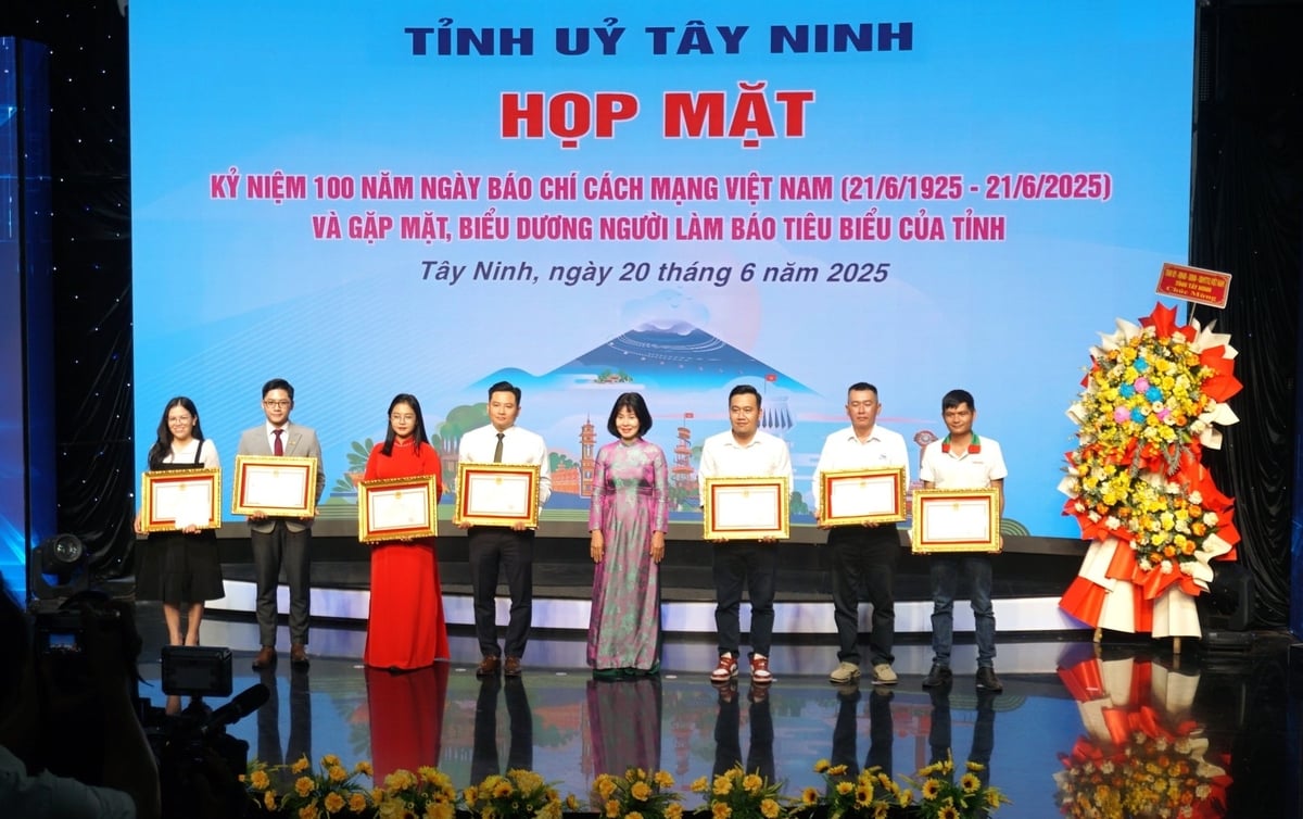 Tỉnh Tây Ninh tặng Bằng khen cho Báo Nông nghiệp và Môi trường cùng các cơ quan báo chí trong và ngoài tỉnh. Ảnh: CTV. Tỉnh Tây Ninh tặng Bằng khen cho Báo Nông nghiệp và Môi trường cùng các cơ quan báo chí trong và ngoài tỉnh. Ảnh: CTV.