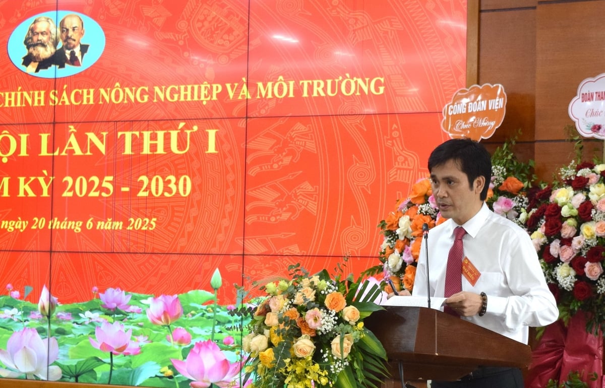 Bí thư Đảng ủy, Viện trưởng Viện Chiến lược, Chính sách nông nghiệp và môi trường Trần Công Thắng  cho biết, trong giai đoạn 2025-2030, Viện sẽ nâng cao chất lượng nghiên cứu khoa học, đề xuất chính sách thiết thực, sát với yêu cầu thực tiễn; đẩy mạnh hợp tác quốc tế; phát triển nguồn nhân lực chất lượng cao; thúc đẩy chuyển đổi số, ứng dụng công nghệ trong xây dựng chính sách và mô hình quản lý ngành.. Ảnh: Trường Giang.