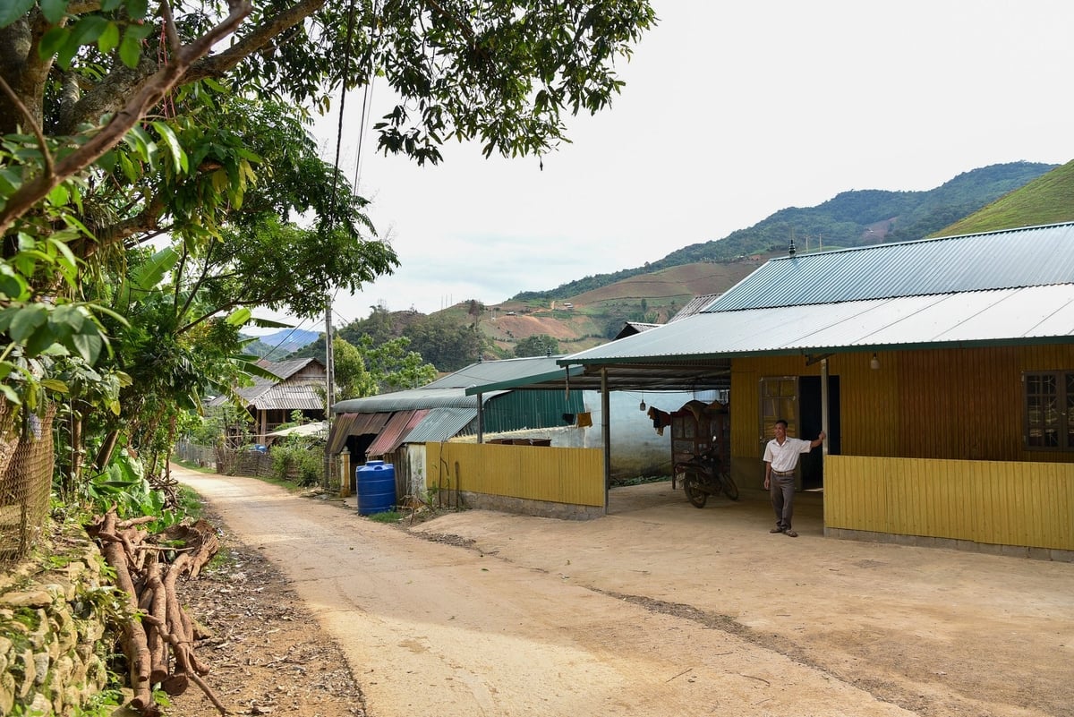 Ông Lò Văn Pản bên ngôi nhà mới. Ảnh: Dương Đình Tường. Ông Lò Văn Pản bên ngôi nhà mới. Ảnh: Dương Đình Tường.