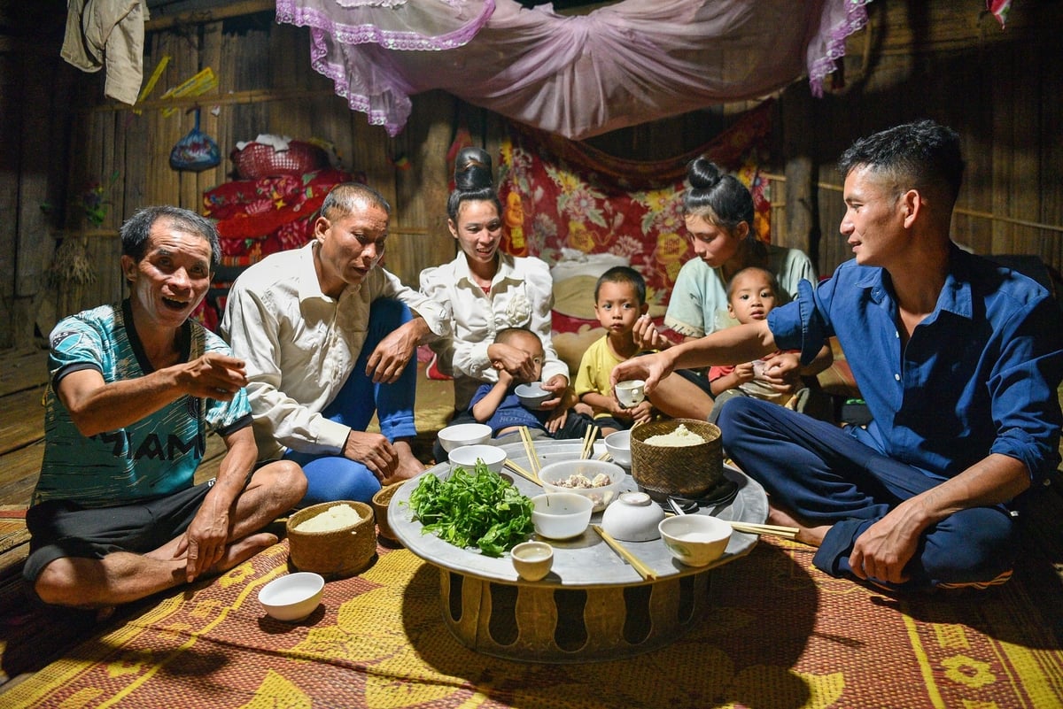 Bữa ăn nhà anh Vì Văn Tuấn nay đã có thịt. Ảnh: Dương Đình Tường. Bữa ăn nhà anh Vì Văn Tuấn nay đã có thịt. Ảnh: Dương Đình Tường.