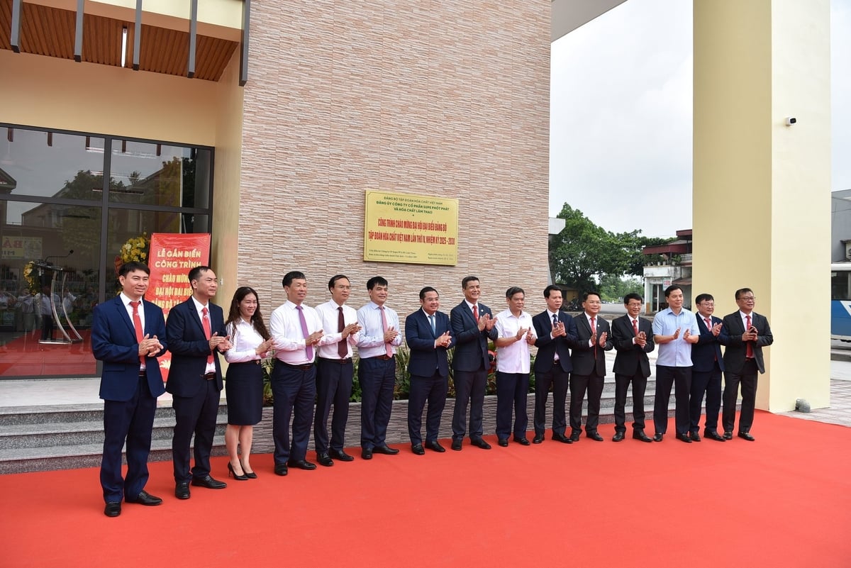 Lễ gắn biển công trình Trung tâm bán hàng và giới thiệu sản phẩm. Ảnh: Dương Đình Tường. Lễ gắn biển công trình Trung tâm bán hàng và giới thiệu sản phẩm. Ảnh: Dương Đình Tường.
