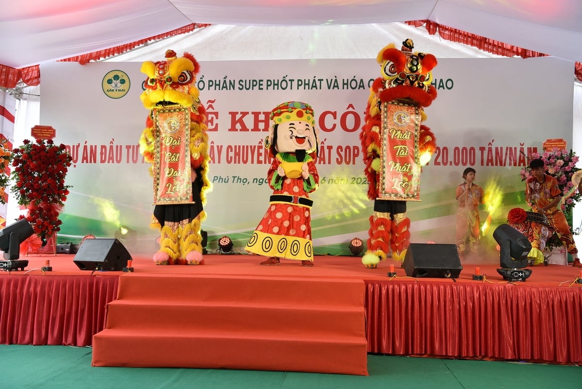 Màn múa lân sư rồng chào mừng khởi công dự án xây dựng dây chuyền sản xuất SOP. Ảnh: Dương Đình Tường. Màn múa lân sư rồng chào mừng khởi công dự án xây dựng dây chuyền sản xuất SOP. Ảnh: Dương Đình Tường.