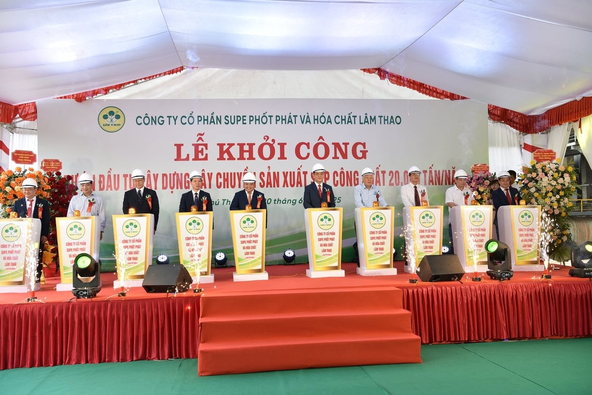 Bấm nút khởi công dự án xây dựng dây chuyền sản xuất SOP. Ảnh: Dương Đình Tường. Bấm nút khởi công dự án xây dựng dây chuyền sản xuất SOP. Ảnh: Dương Đình Tường.