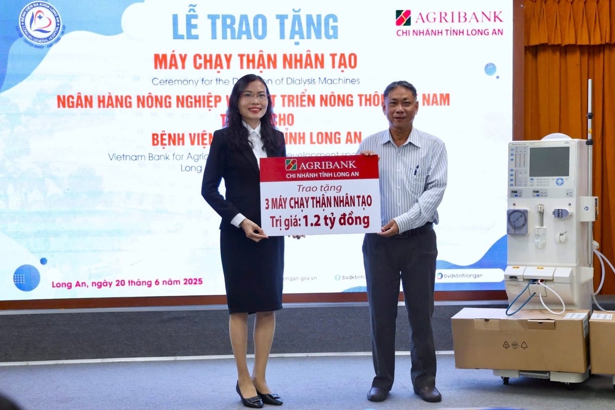 Bà Hồ Thị Hồng Nguyên – Phó Giám đốc Agribank Long An trao bảng tượng trưng tặng 3 máy chạy thận nhân tạo cho Giám đốc Bệnh viện Đa khoa tỉnh Long An. Nhật Minh. Bà Hồ Thị Hồng Nguyên – Phó Giám đốc Agribank Long An trao bảng tượng trưng tặng 3 máy chạy thận nhân tạo cho Giám đốc Bệnh viện Đa khoa tỉnh Long An. Nhật Minh.
