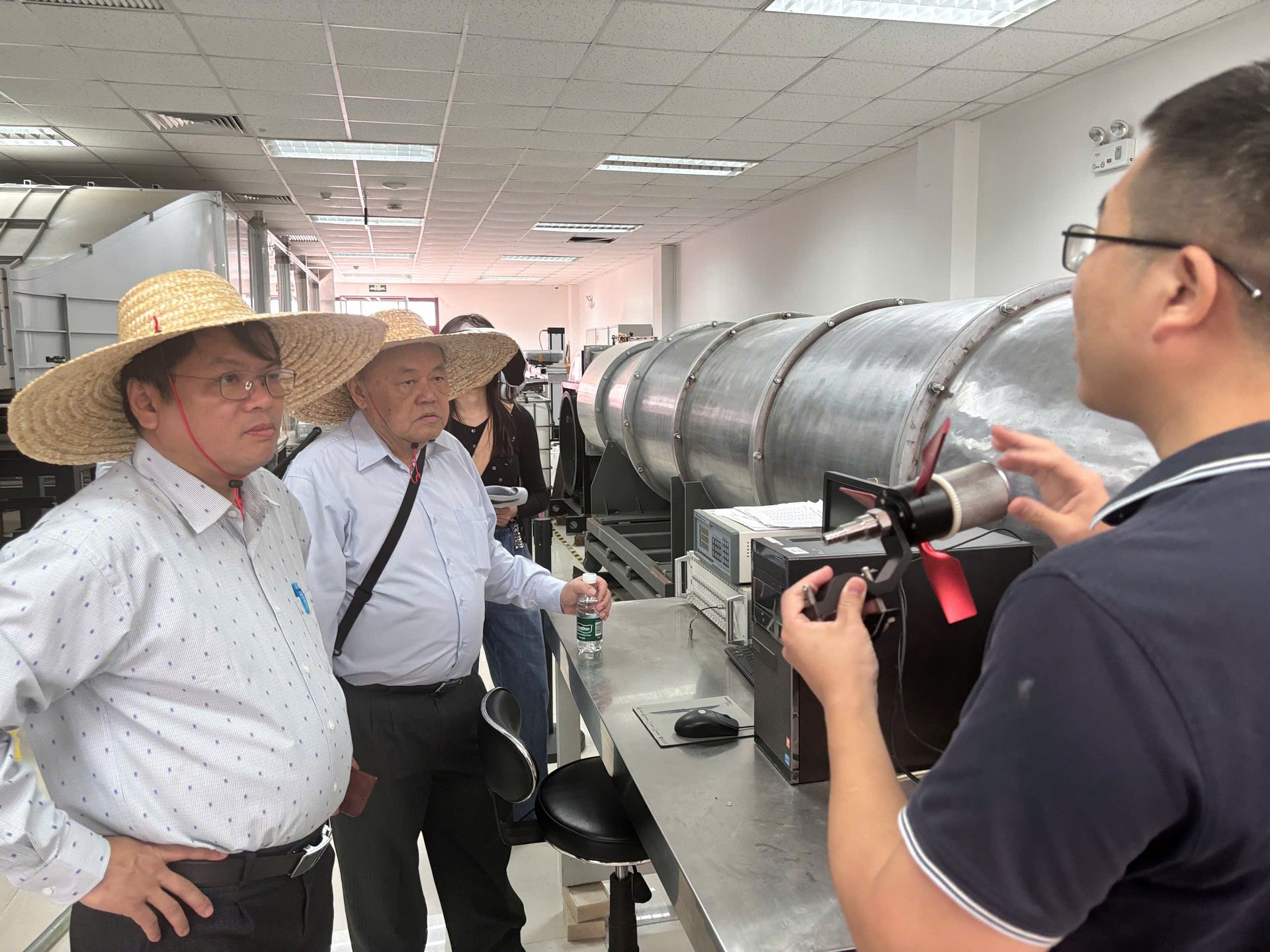 The engineer (far right) explains turbulence levels and engine frequency in relation to turbine speed. Photo: Kieu Chi.