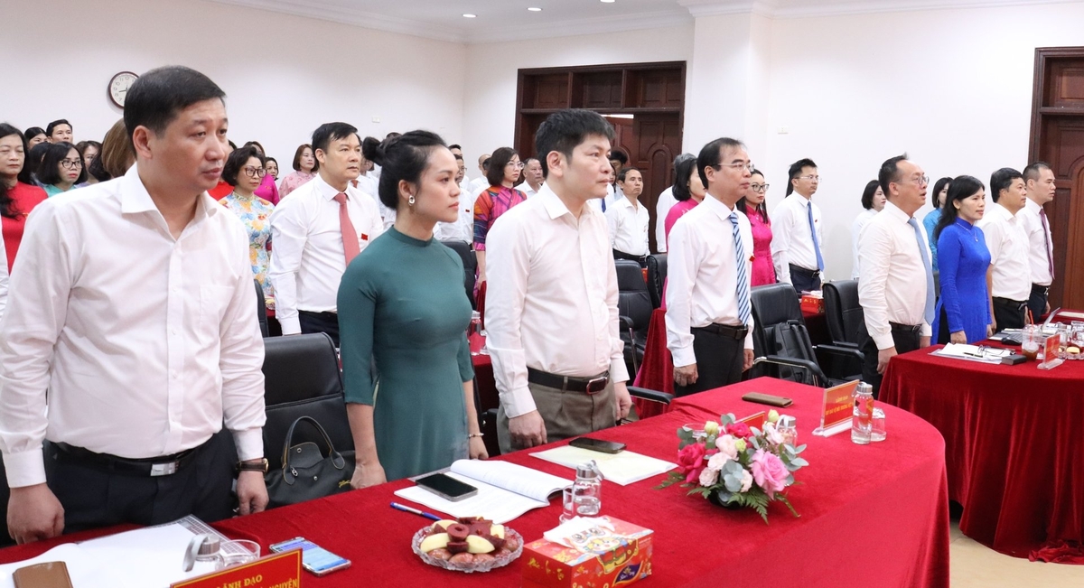 Các đại biểu chào cờ khai mạc Đại hội Đảng bộ Nhà xuất bản Tài nguyên - Môi trường và Bản đồ Việt Nam, nhiệm kỳ 2025 - 2030. Ảnh: Nguyễn Thủy.