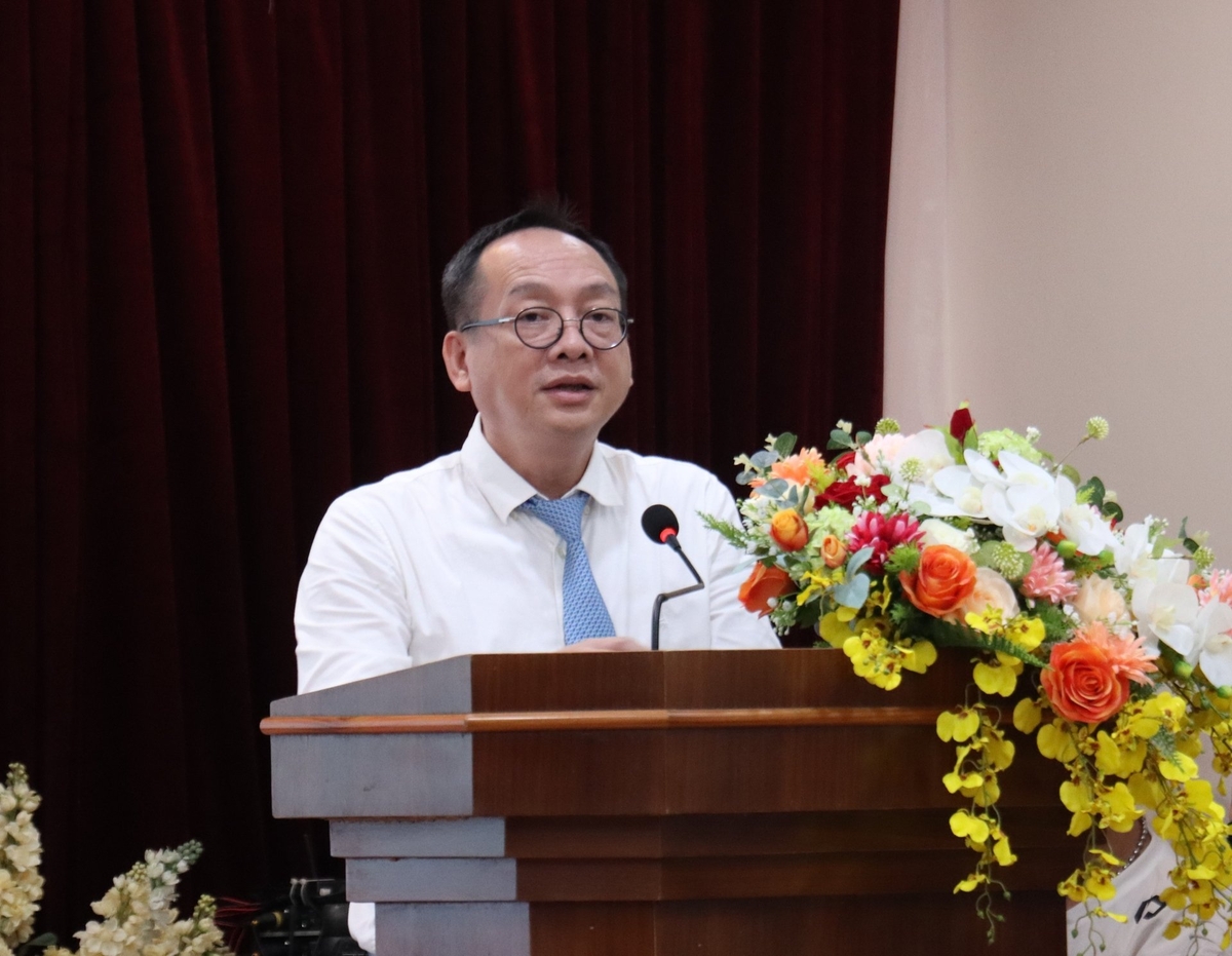 Đồng chí Ngô Hồng Giang ghi nhận và biểu dương những kết quả toàn diện mà Đảng bộ Nhà xuất bản đã đạt được trong nhiệm kỳ vừa qua. Ảnh: Nguyễn Thủy.