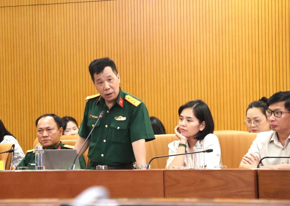 Nhà báo Nguyễn Kiểm, Báo Quân đội nhân dân cảm ơn tình cảm của lãnh đạo Bộ Nông nghiệp và Môi trường. Ảnh: Trung Nguyên. Nhà báo Nguyễn Kiểm, Báo Quân đội nhân dân cảm ơn tình cảm của lãnh đạo Bộ Nông nghiệp và Môi trường. Ảnh: Trung Nguyên.