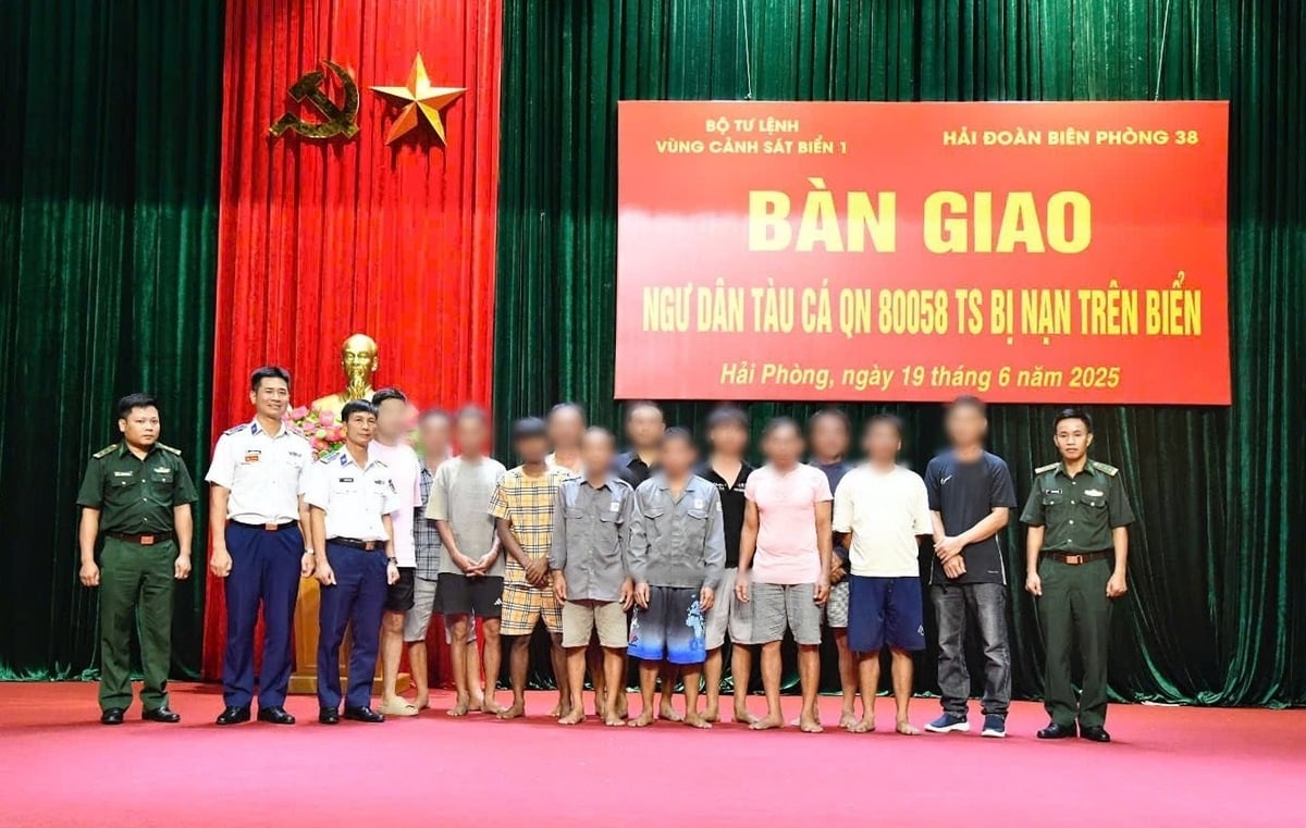 Cả 11 ngư dân gặp nạn trên biển đều được ứng cứu kịp thời, an toàn trở về đất liền. Ảnh: Lam Giang. Cả 11 ngư dân gặp nạn trên biển đều được ứng cứu kịp thời, an toàn trở về đất liền. Ảnh: Lam Giang.