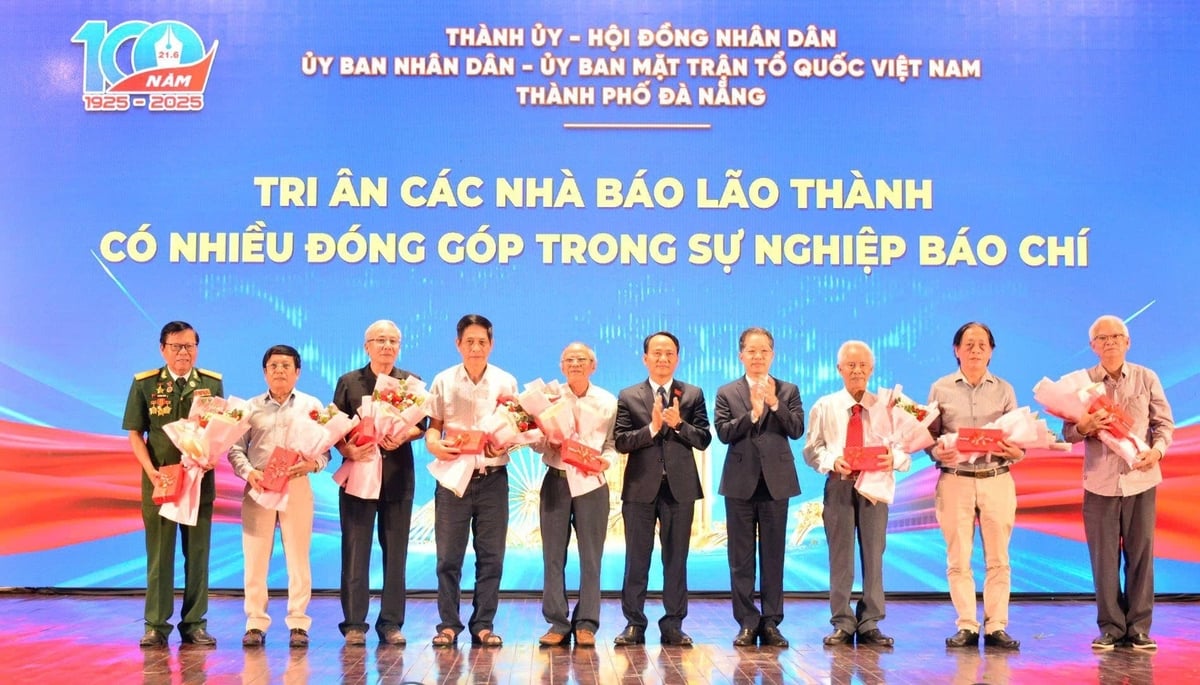 Lãnh đạo thành phố Đà Nẵng tri ân nhà báo lão thành có nhiều đóng góp trong sự nghiệp báo chí. Ảnh: Lan Anh Lãnh đạo thành phố Đà Nẵng tri ân nhà báo lão thành có nhiều đóng góp trong sự nghiệp báo chí. Ảnh: Lan Anh