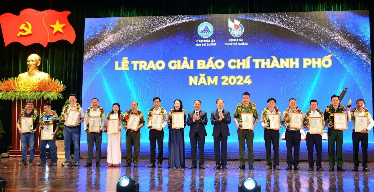 Lãnh đạo thành phố Đà Nẵng trao giải Nhất giải Báo chí thành phố Đà Nẵng năm 2024 cho các tác giả và nhóm tác giả. Ảnh: Lan Anh Lãnh đạo thành phố Đà Nẵng trao giải Nhất giải Báo chí thành phố Đà Nẵng năm 2024 cho các tác giả và nhóm tác giả. Ảnh: Lan Anh