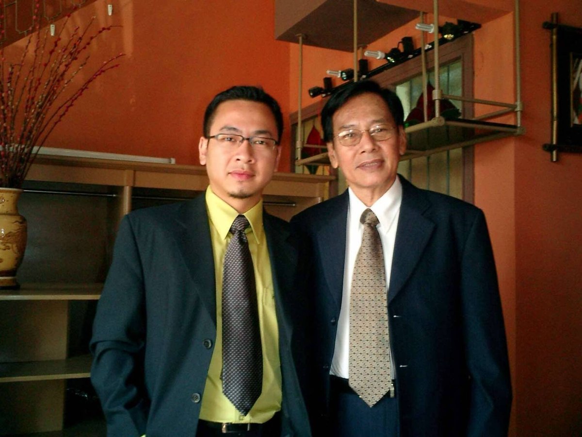 Nhà báo Chánh Trinh và con trai Lý Chánh, năm 2000. Nhà báo Chánh Trinh và con trai Lý Chánh, năm 2000.