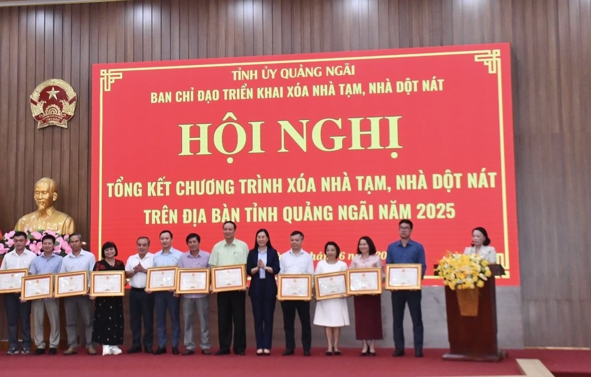 Lãnh đạo tỉnh Quảng Ngãi tặng bằng khen cho các tập thể. Ảnh: Võ Hà Lãnh đạo tỉnh Quảng Ngãi tặng bằng khen cho các tập thể. Ảnh: Võ Hà