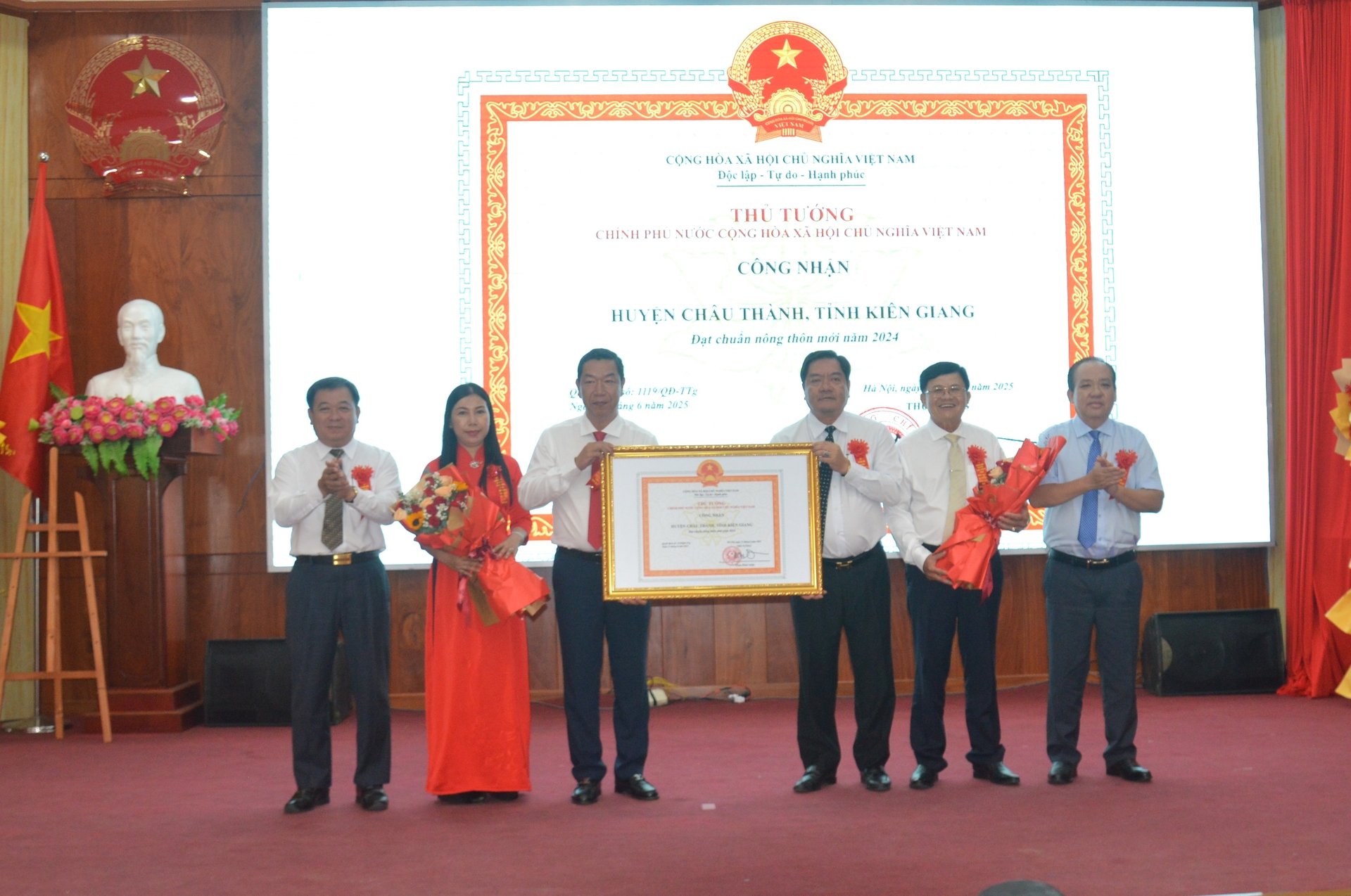 Phó Chủ tịch UBND tỉnh Kiên Giang Nguyễn Thanh Phong (bìa phải) trao bằng công nhận huyện đạt chuẩn nông thôn mới cho lãnh đạo huyện Châu Thành. Ảnh: Trung Chánh. Phó Chủ tịch UBND tỉnh Kiên Giang Nguyễn Thanh Phong (bìa phải) trao bằng công nhận huyện đạt chuẩn nông thôn mới cho lãnh đạo huyện Châu Thành. Ảnh: Trung Chánh.