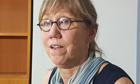 Deborah Nelson - nữ ký giả người Mỹ đoạt giải Pulitzer kể chuyện tác nghiệp tại Việt Nam. Ảnh: Kiên Trung. Deborah Nelson - nữ ký giả người Mỹ đoạt giải Pulitzer kể chuyện tác nghiệp tại Việt Nam. Ảnh: Kiên Trung.