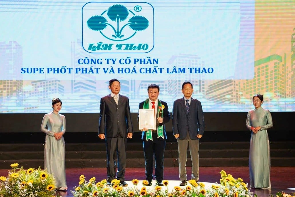 Ông Trần Đại Nghĩa - Phó Tổng giám đốc Công ty CP Supe Phốt phát và Hóa chất Lâm Thao - nhận danh hiệu 'Top 5 Thương hiệu tiêu biểu châu Á - Thái Bình Dương' và 'Sản phẩm; dịch vụ tiêu biểu châu Á - Thái Bình Dương'. Ông Trần Đại Nghĩa - Phó Tổng giám đốc Công ty CP Supe Phốt phát và Hóa chất Lâm Thao - nhận danh hiệu 'Top 5 Thương hiệu tiêu biểu châu Á - Thái Bình Dương' và 'Sản phẩm; dịch vụ tiêu biểu châu Á - Thái Bình Dương'.