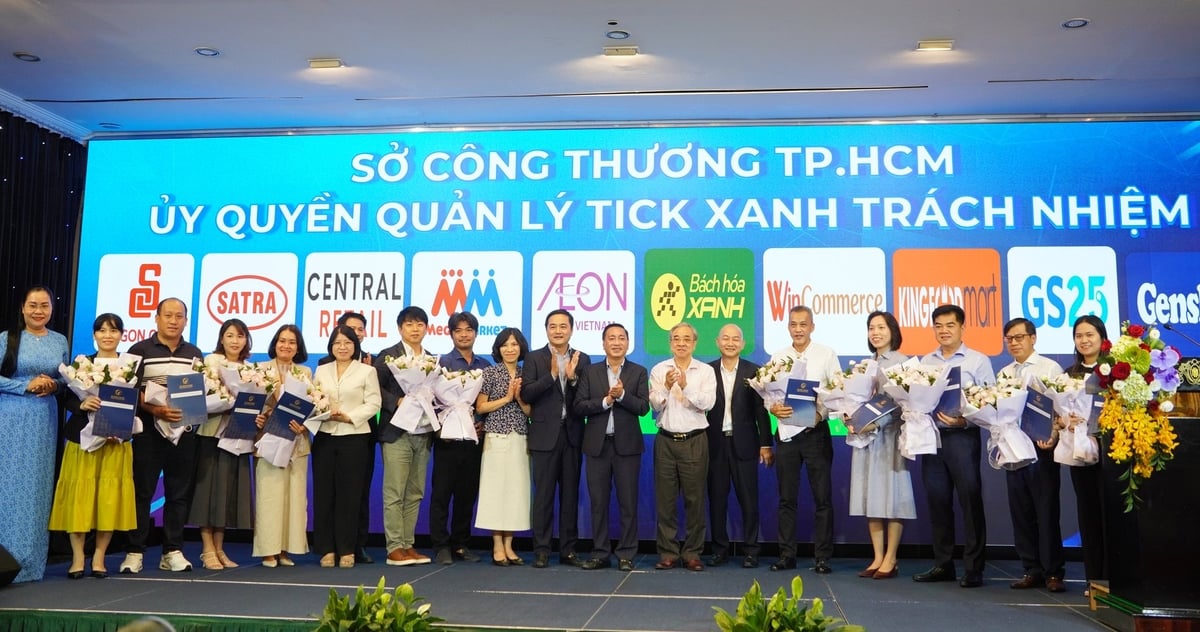 TP.HCM trao giấy ủy quyền 'Tích xanh trách nhiệm TMĐT' cho 11 tập đoàn phân phối lớn. Ảnh: Nguyễn Thủy. TP.HCM trao giấy ủy quyền 'Tích xanh trách nhiệm TMĐT' cho 11 tập đoàn phân phối lớn. Ảnh: Nguyễn Thủy.