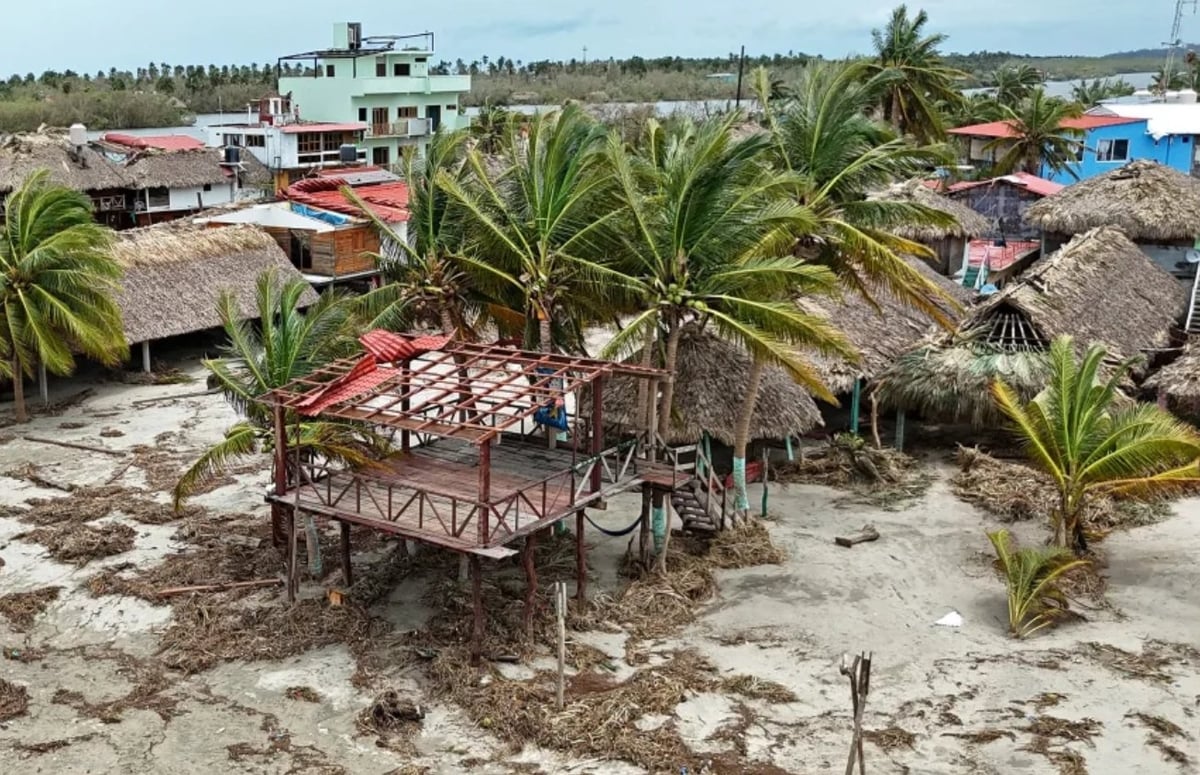 Thiệt hại do bão Erick gây ra tại Chacahua, Mexico, ngày 19/6. Ảnh: Getty Images. Thiệt hại do bão Erick gây ra tại Chacahua, Mexico, ngày 19/6. Ảnh: Getty Images.