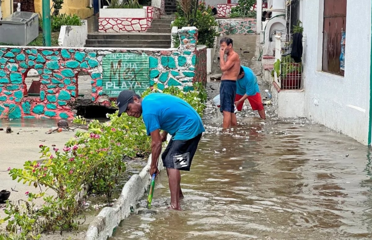 Người dân cố gắng thoát nước khỏi nhà sau khi bão Erick quét qua khu vực Bahia Principal, Puerto Escondido, bang Oaxaca, Mexico. Ảnh: Getty Images. Người dân cố gắng thoát nước khỏi nhà sau khi bão Erick quét qua khu vực Bahia Principal, Puerto Escondido, bang Oaxaca, Mexico. Ảnh: Getty Images.