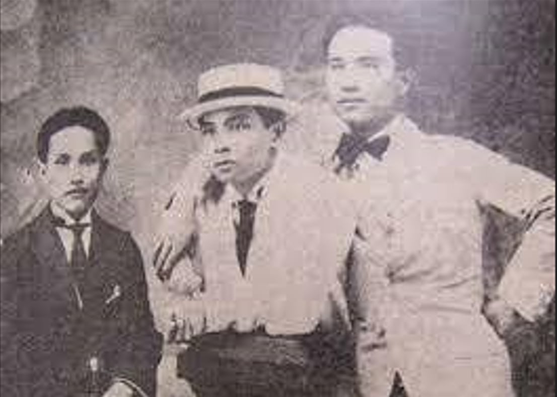 Hoàng Tích Chu (giữa).