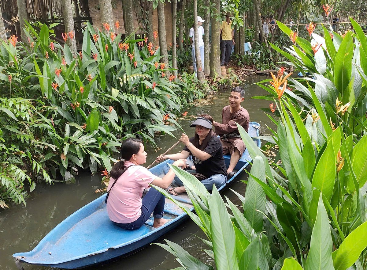 Du khách đến trải nghiệm tại nông trại Tam Nông. Ảnh: Thanh Sơn.