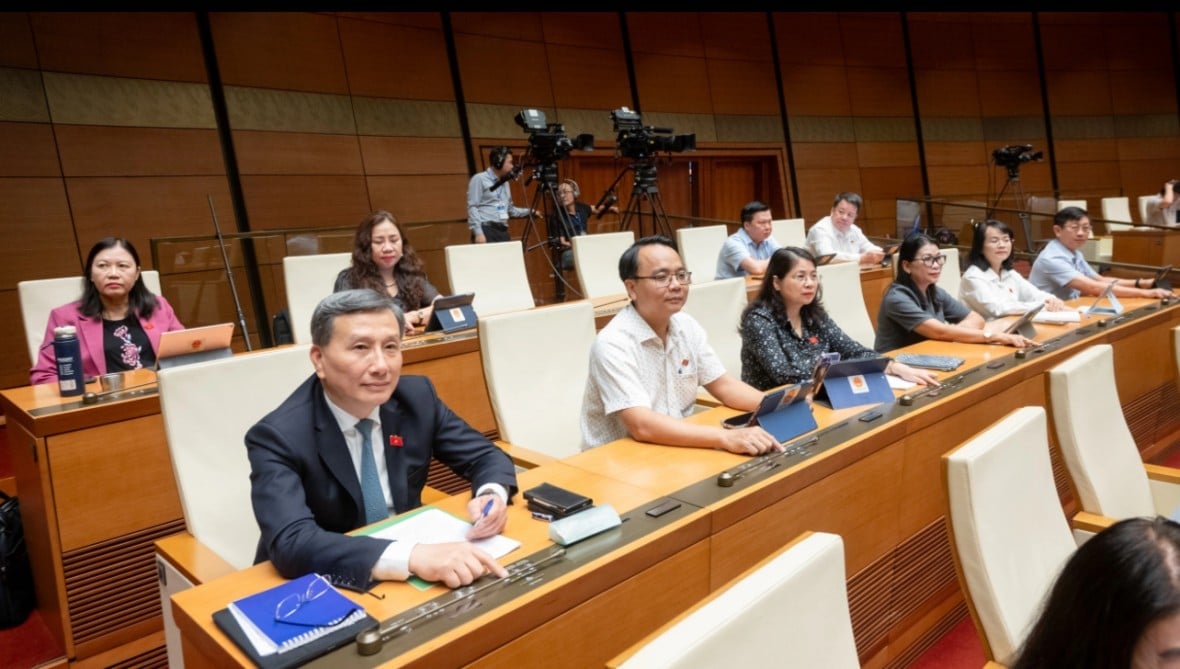 Các đại biểu Quốc hội bấm nút thông qua Luật Thuế tiêu thụ đặc biệt (sửa đổi). Ảnh: Pháp luật Plus. Các đại biểu Quốc hội bấm nút thông qua Luật Thuế tiêu thụ đặc biệt (sửa đổi). Ảnh: Pháp luật Plus.
