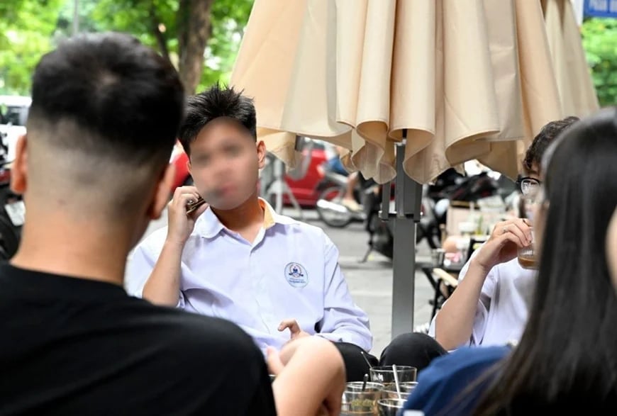 Hành vi biết rõ người khác hút thuốc lá điện tử, thuốc lá nung nóng tại nơi mình quản lý mà không ngăn cản hoặc báo cơ quan chức năng có thể bị xử phạt từ 5-10 triệu đồng. Ảnh: Báo Quân đội nhân dân. Hành vi biết rõ người khác hút thuốc lá điện tử, thuốc lá nung nóng tại nơi mình quản lý mà không ngăn cản hoặc báo cơ quan chức năng có thể bị xử phạt từ 5-10 triệu đồng. Ảnh: Báo Quân đội nhân dân.