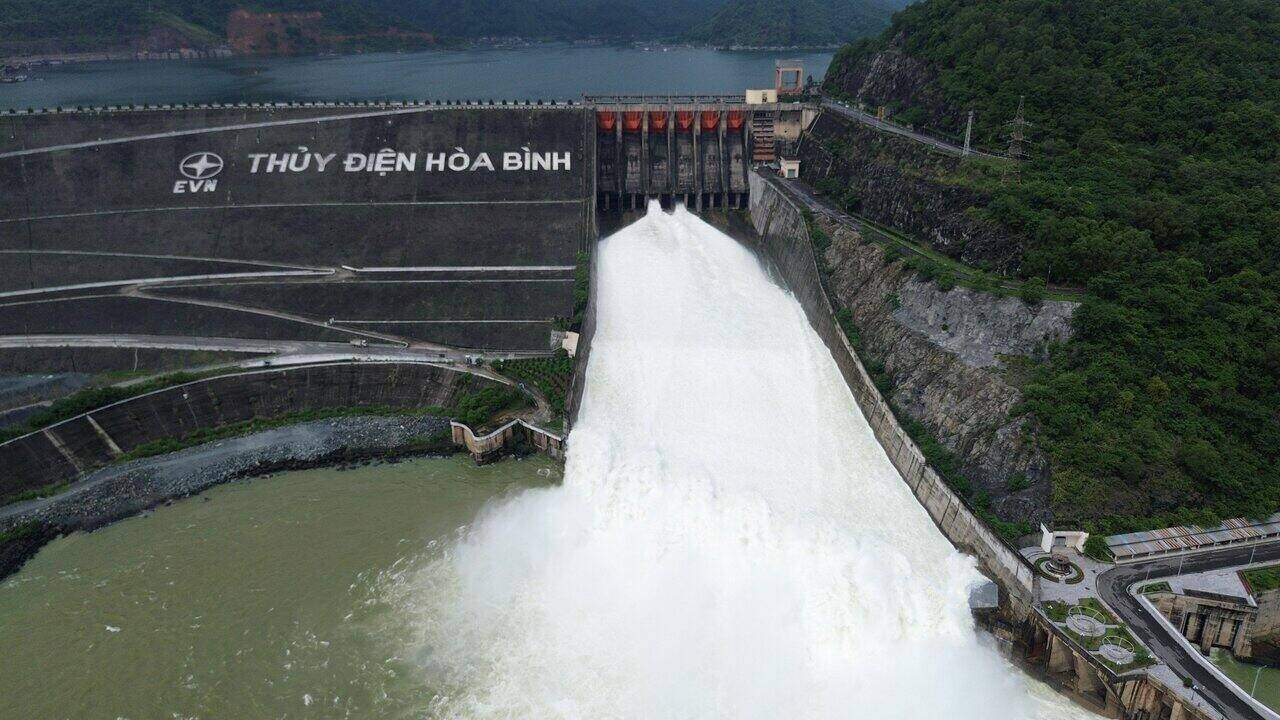 Các hồ có cửa van xả lũ cần tính toán mực nước phù hợp, chủ động đón lũ và bảo đảm an toàn cho vùng hạ du, tránh xả lũ bất ngờ gây rủi ro. Ảnh: Minh Nguyễn.