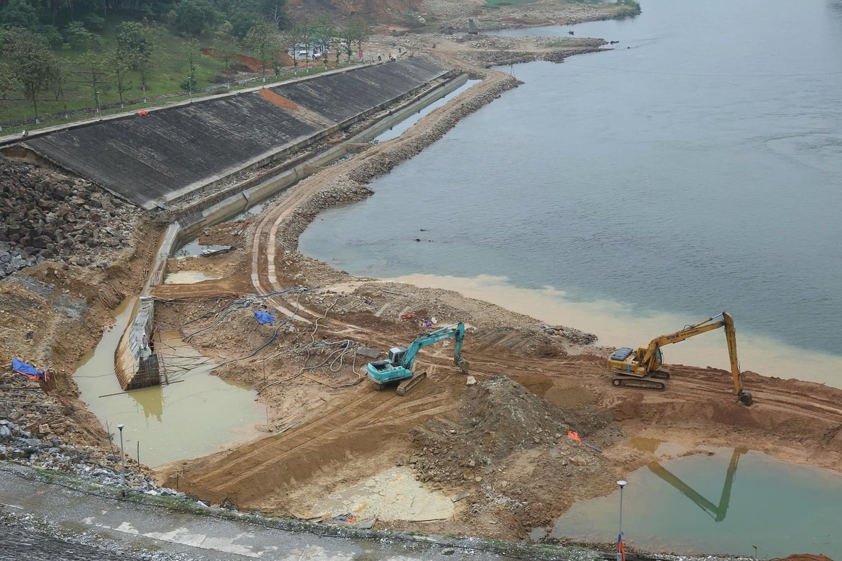 Nhiều máy móc thiết bị được tăng cường cho công tác khắc phục. Ảnh: Thanh Tiến. Nhiều máy móc thiết bị được tăng cường cho công tác khắc phục. Ảnh: Thanh Tiến.