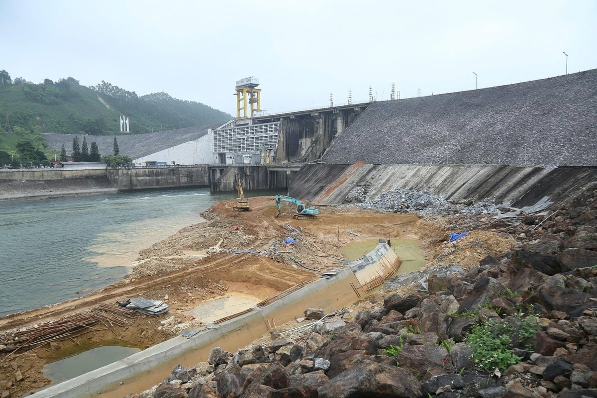 Lấy bài học từ cơn lũ năm trước, thủy điện Thác Bà có kịch bản an toàn để đón những mùa lũ mới. Ảnh: Thanh Tiến. Lấy bài học từ cơn lũ năm trước, thủy điện Thác Bà có kịch bản an toàn để đón những mùa lũ mới. Ảnh: Thanh Tiến.