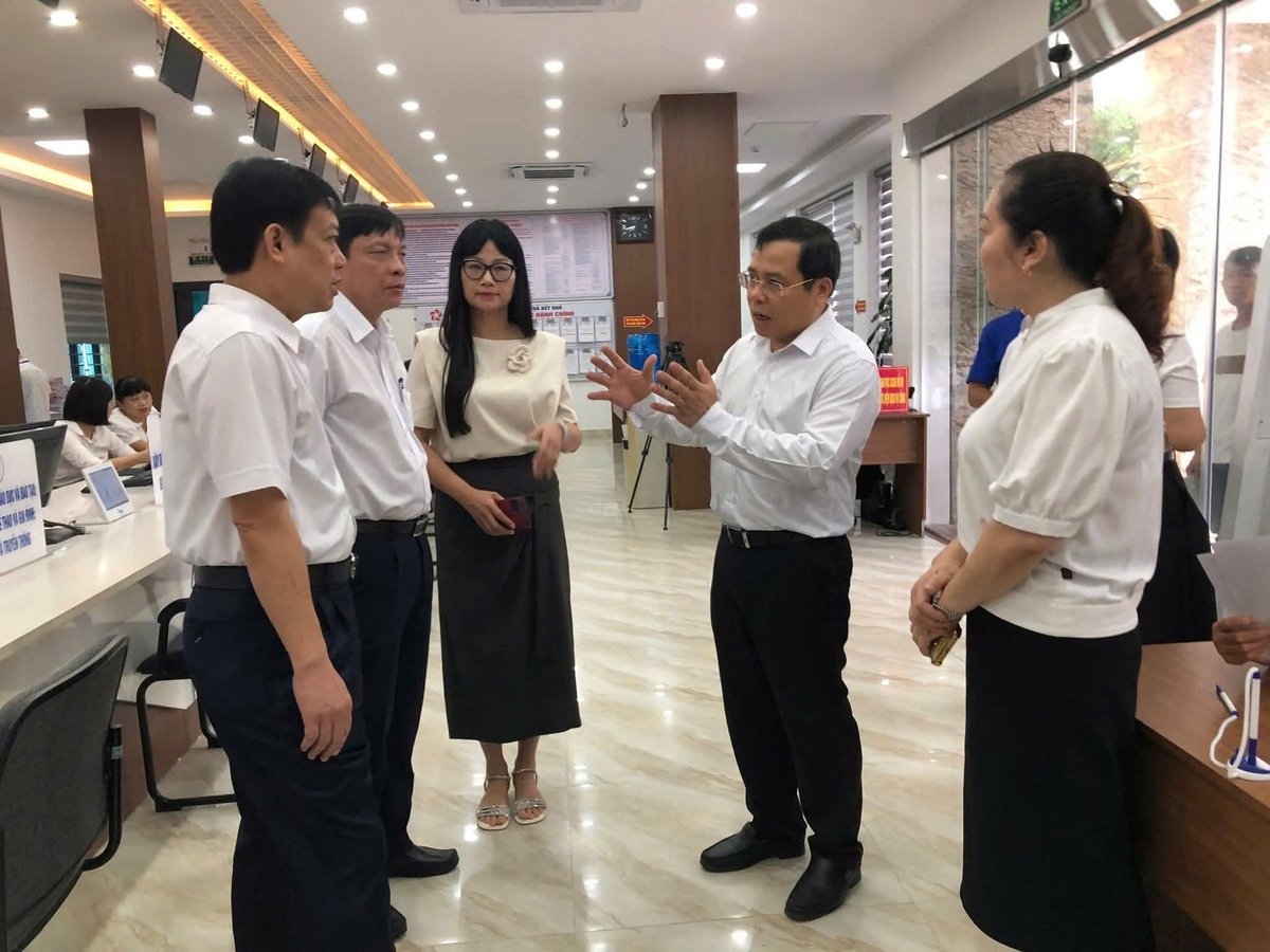 Ông Phạm Hưng Hùng - Bí thư Thành ủy Thủy Nguyên (thứ 2 từ phải sang) và ông Nguyễn Văn Viển - Phó Chủ tịch UBND TP Thủy Nguyên (đầu tiên từ trái sang) kiểm tra việc vận hành thử nghiệm mô hình chính quyền 2 cấp trên địa bàn. Ảnh: Đài phát thanh Thủy Nguyên. Ông Phạm Hưng Hùng - Bí thư Thành ủy Thủy Nguyên (thứ 2 từ phải sang) và ông Nguyễn Văn Viển - Phó Chủ tịch UBND TP Thủy Nguyên (đầu tiên từ trái sang) kiểm tra việc vận hành thử nghiệm mô hình chính quyền 2 cấp trên địa bàn. Ảnh: Đài phát thanh Thủy Nguyên.