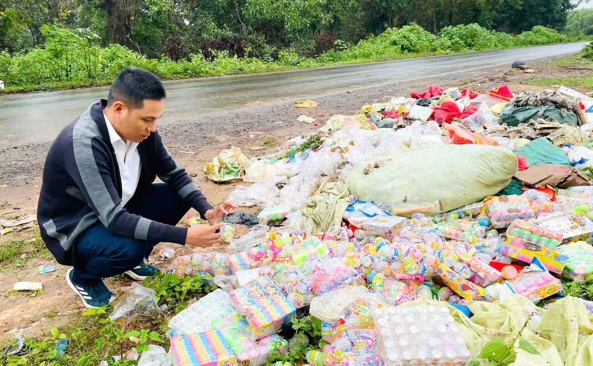 Tiêu hủy các sản phẩm là hàng giả, hàng không rõ nguông gốc. Ảnh: ĐL. Tiêu hủy các sản phẩm là hàng giả, hàng không rõ nguông gốc. Ảnh: ĐL.