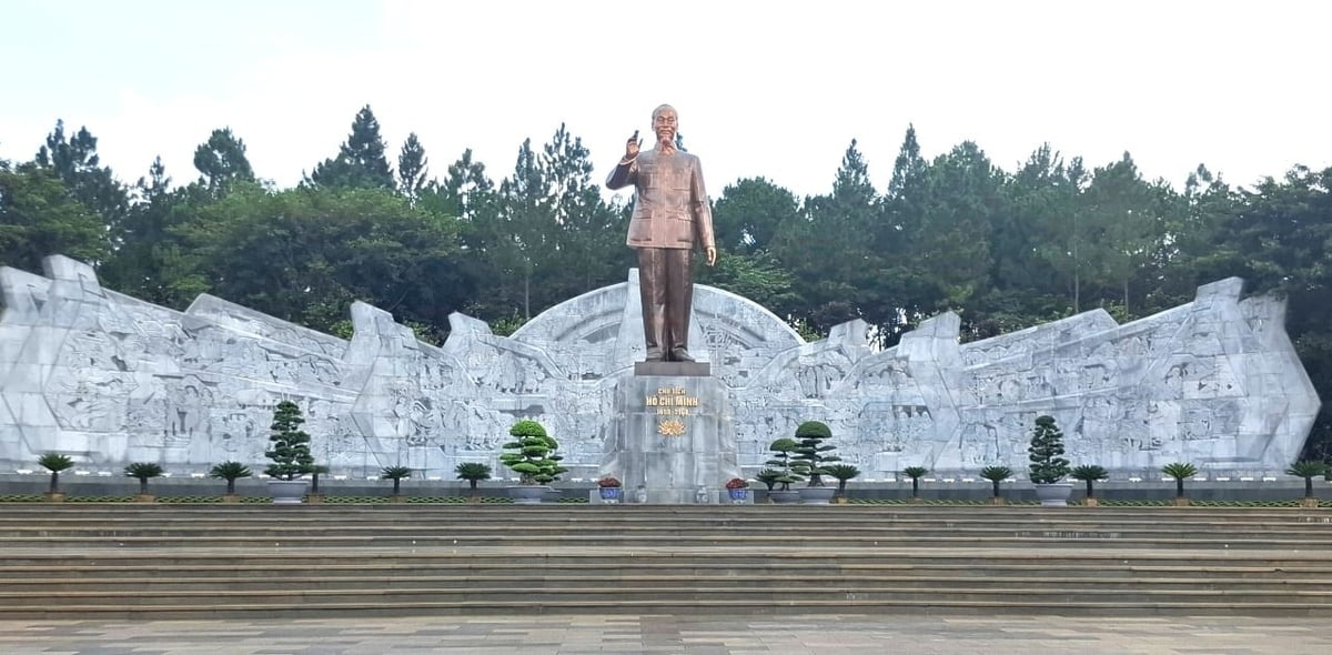 Tượng Bác Hồ đặt tại Quảng trường Đại đoàn kết các dân tộc Tây Nguyên, thuộc phường Pleiku (mới). Ảnh: Đăng Lâm. Tượng Bác Hồ đặt tại Quảng trường Đại đoàn kết các dân tộc Tây Nguyên, thuộc phường Pleiku (mới). Ảnh: Đăng Lâm.