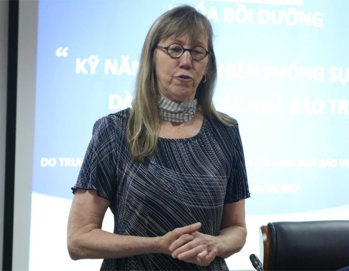 Tháng 5/2017, Deborah Nelson sang Việt Nam để chia sẻ với các nhà báo trẻ về kỹ năng báo chí điều tra do Hội Nhà báo Việt Nam tổ chức. Ảnh: HNBVN. Tháng 5/2017, Deborah Nelson sang Việt Nam để chia sẻ với các nhà báo trẻ về kỹ năng báo chí điều tra do Hội Nhà báo Việt Nam tổ chức. Ảnh: HNBVN.