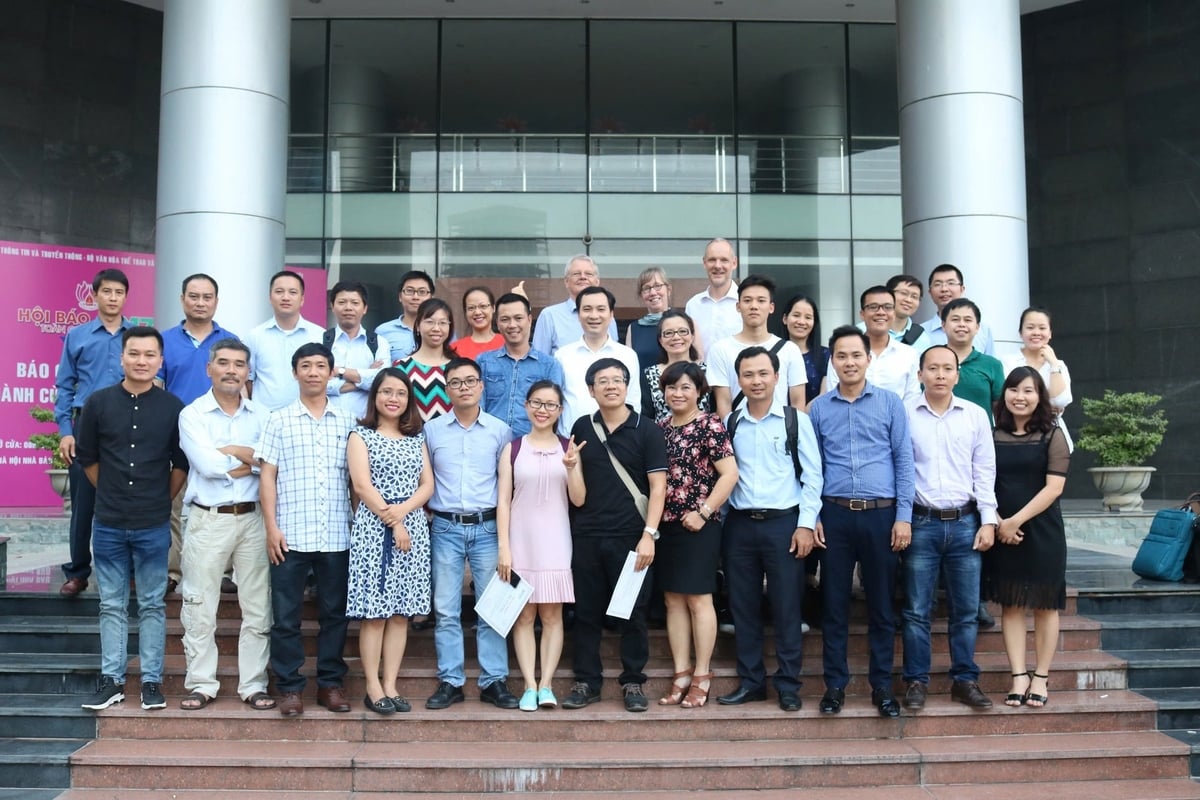 Deborah Nelson và các đồng nghiệp trẻ Việt Nam. Ảnh: HNBVN. Deborah Nelson và các đồng nghiệp trẻ Việt Nam. Ảnh: HNBVN.