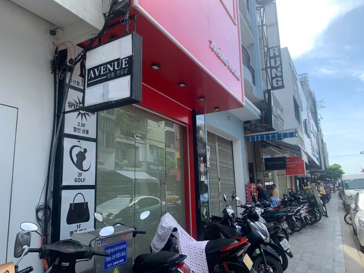 Các cửa hàng thời trang phục vụ khách du lịch nay trở thành nơi đậu đỗ xe máy. Ảnh: Lan Anh Các cửa hàng thời trang phục vụ khách du lịch nay trở thành nơi đậu đỗ xe máy. Ảnh: Lan Anh