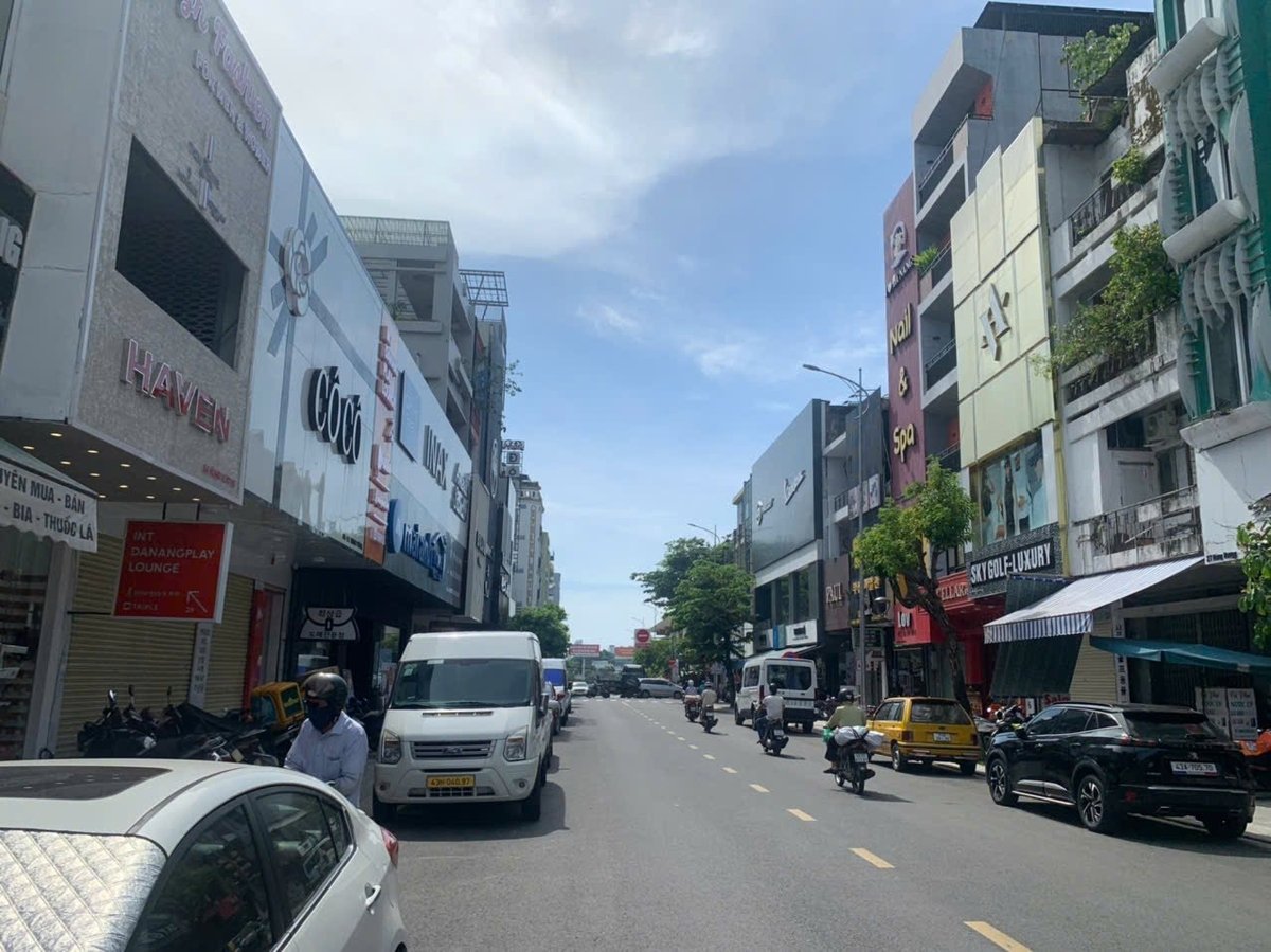 Cảnh tượng vắng lặng ở phố du lịch Hùng Vương - Trần Phú. Ảnh: Lan Anh. Cảnh tượng vắng lặng ở phố du lịch Hùng Vương - Trần Phú. Ảnh: Lan Anh.