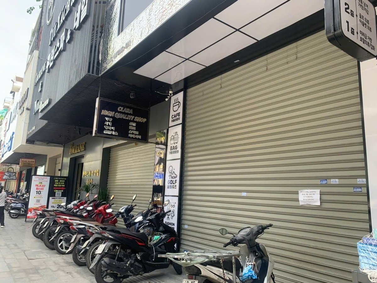 Nhiều cửa hàng thời trang kinh doanh túi xách, giày dép, ví da trên tuyến đường phục vụ khách du lịch Hùng Vương (Đà Nẵng) đồng loạt đóng cửa. Ảnh: Lan Anh Nhiều cửa hàng thời trang kinh doanh túi xách, giày dép, ví da trên tuyến đường phục vụ khách du lịch Hùng Vương (Đà Nẵng) đồng loạt đóng cửa. Ảnh: Lan Anh