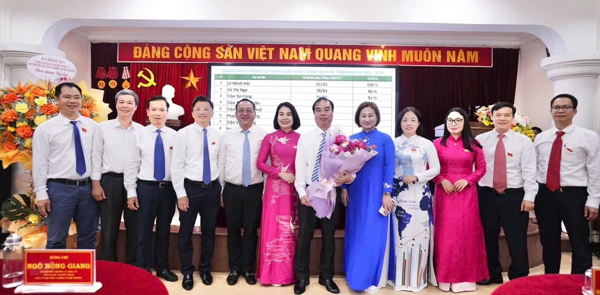 Đồng chí Ngô Hồng Giang tặng hoa, chúc mừng 11 đồng chí được lựa chọn tham gia BCH Đảng bộ Nhà xuất bản, nhiệm kỳ 2025-2030. Ảnh: Nguyễn Thủy.