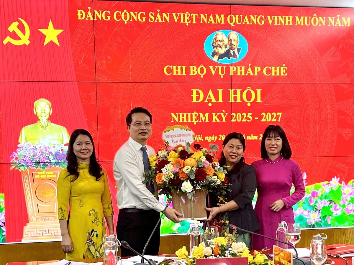 Thứ trưởng Nguyễn Thị Phương Hoa tặng hoa Đại hội. Ảnh: Phạm Oanh. Thứ trưởng Nguyễn Thị Phương Hoa tặng hoa Đại hội. Ảnh: Phạm Oanh.