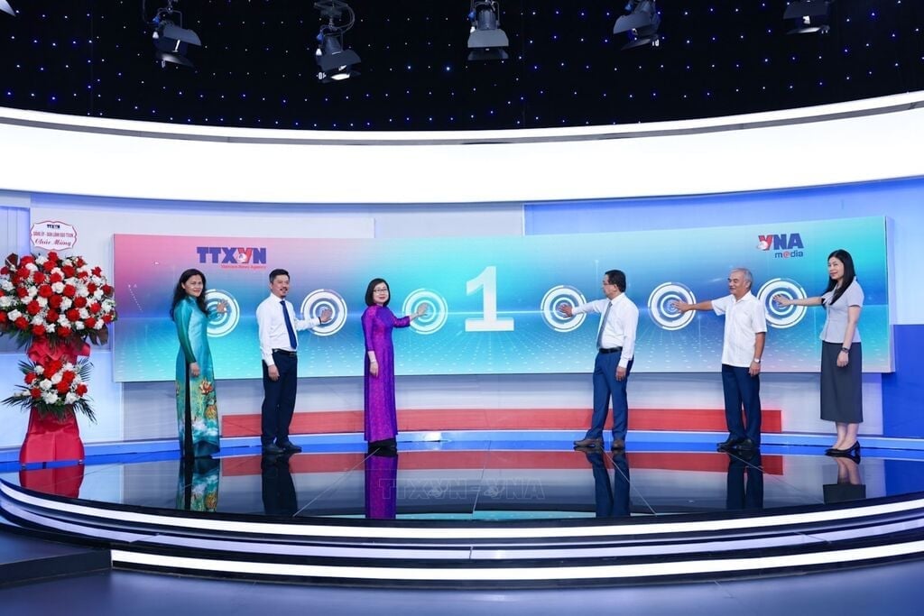Các đại biểu thực hiện nghi thức ra mắt chuyên trang vietnammedia.vnanet.vn. Ảnh: TTXVN. Các đại biểu thực hiện nghi thức ra mắt chuyên trang vietnammedia.vnanet.vn. Ảnh: TTXVN.