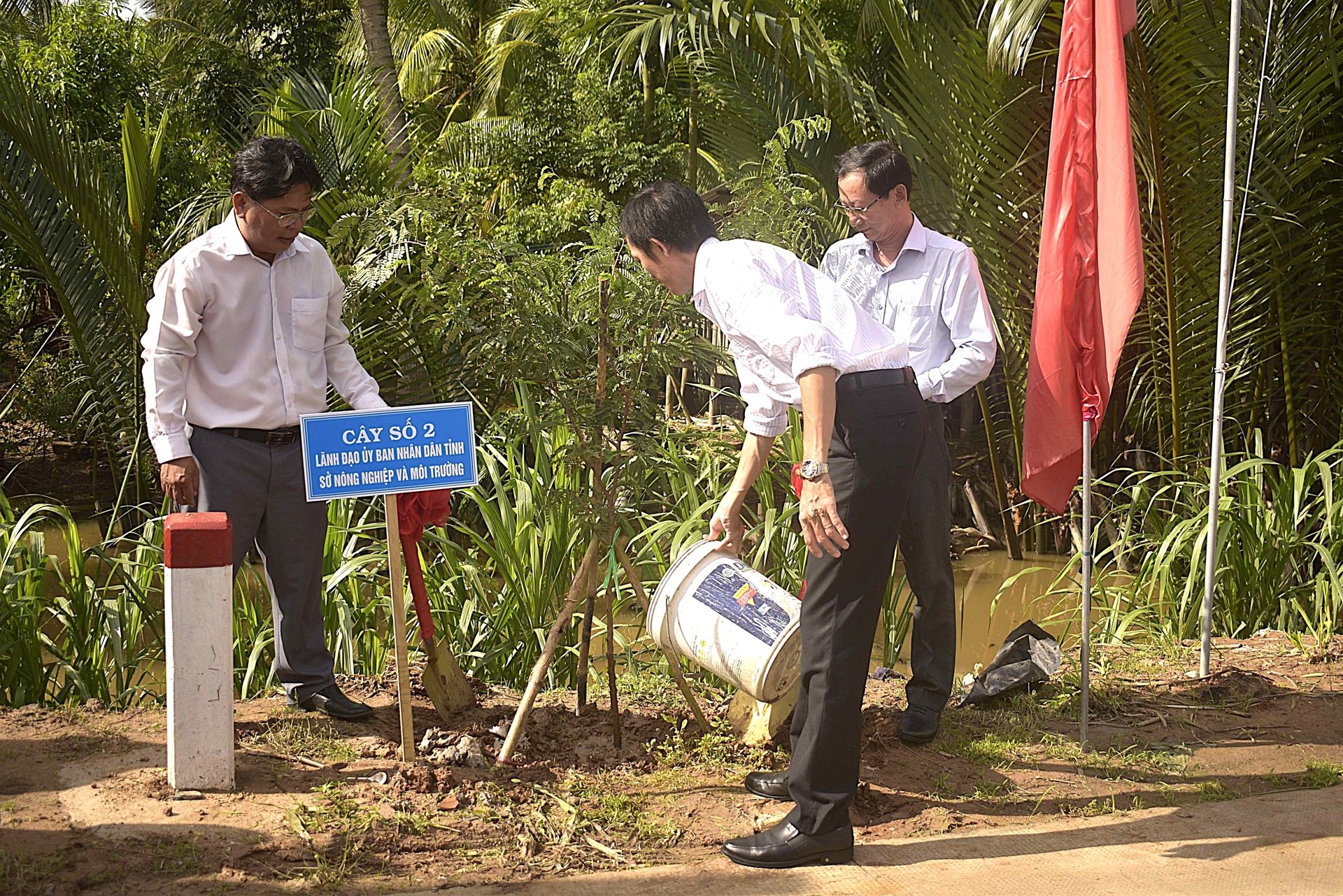 Lãnh đạo tỉnh, Sở Nông nghiệp và Môi trường, Hội Nông dân tỉnh trồng cây me chua nhân dịp lễ phát động trồng cây xanh. Ảnh: Kiều Nhi. Lãnh đạo tỉnh, Sở Nông nghiệp và Môi trường, Hội Nông dân tỉnh trồng cây me chua nhân dịp lễ phát động trồng cây xanh. Ảnh: Kiều Nhi.