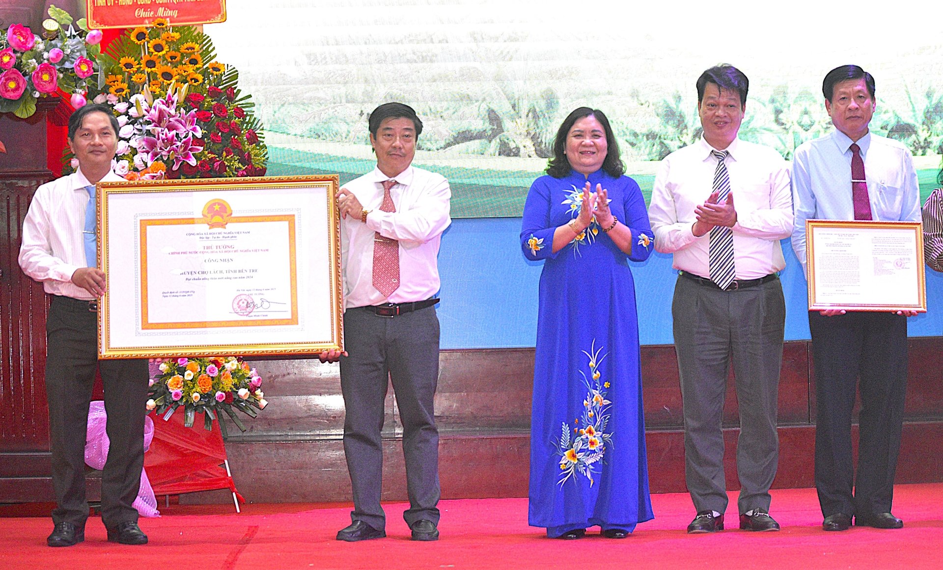 Bà Hồ Thị Hoàng Yến trao quyết định và bằng công nhận của Thủ tướng cho huyện Chợ Lách đạt chuẩn nông thôn mới nâng cao. Ảnh: Kiều Nhi. Bà Hồ Thị Hoàng Yến trao quyết định và bằng công nhận của Thủ tướng cho huyện Chợ Lách đạt chuẩn nông thôn mới nâng cao. Ảnh: Kiều Nhi.