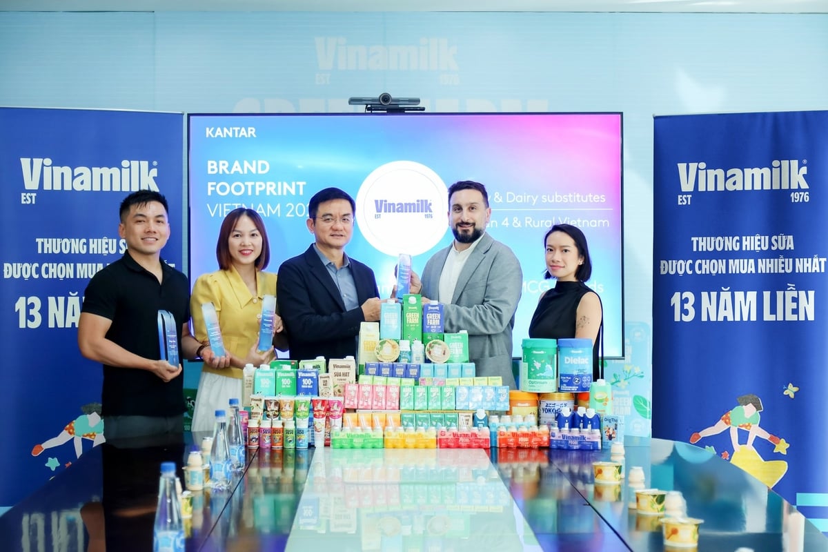 Ông Nguyễn Quang Trí (bên trái) đại diện Vinamilk đón nhận danh hiệu Thương hiệu sữa được chọn mua nhiều nhất năm thứ 13 liên tiếp. Ảnh: Nguyên Phương. Ông Nguyễn Quang Trí (bên trái) đại diện Vinamilk đón nhận danh hiệu Thương hiệu sữa được chọn mua nhiều nhất năm thứ 13 liên tiếp. Ảnh: Nguyên Phương.